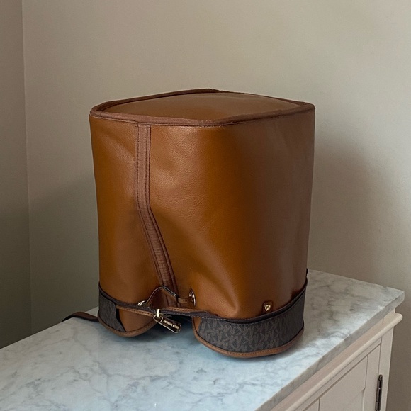 Michael Kors Brown Tote Bag with Elegant Design - Picture 3 of 9